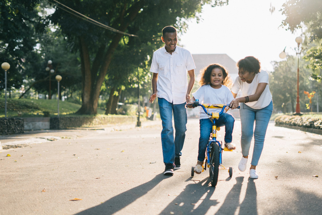 child-couple-cyclist-resize